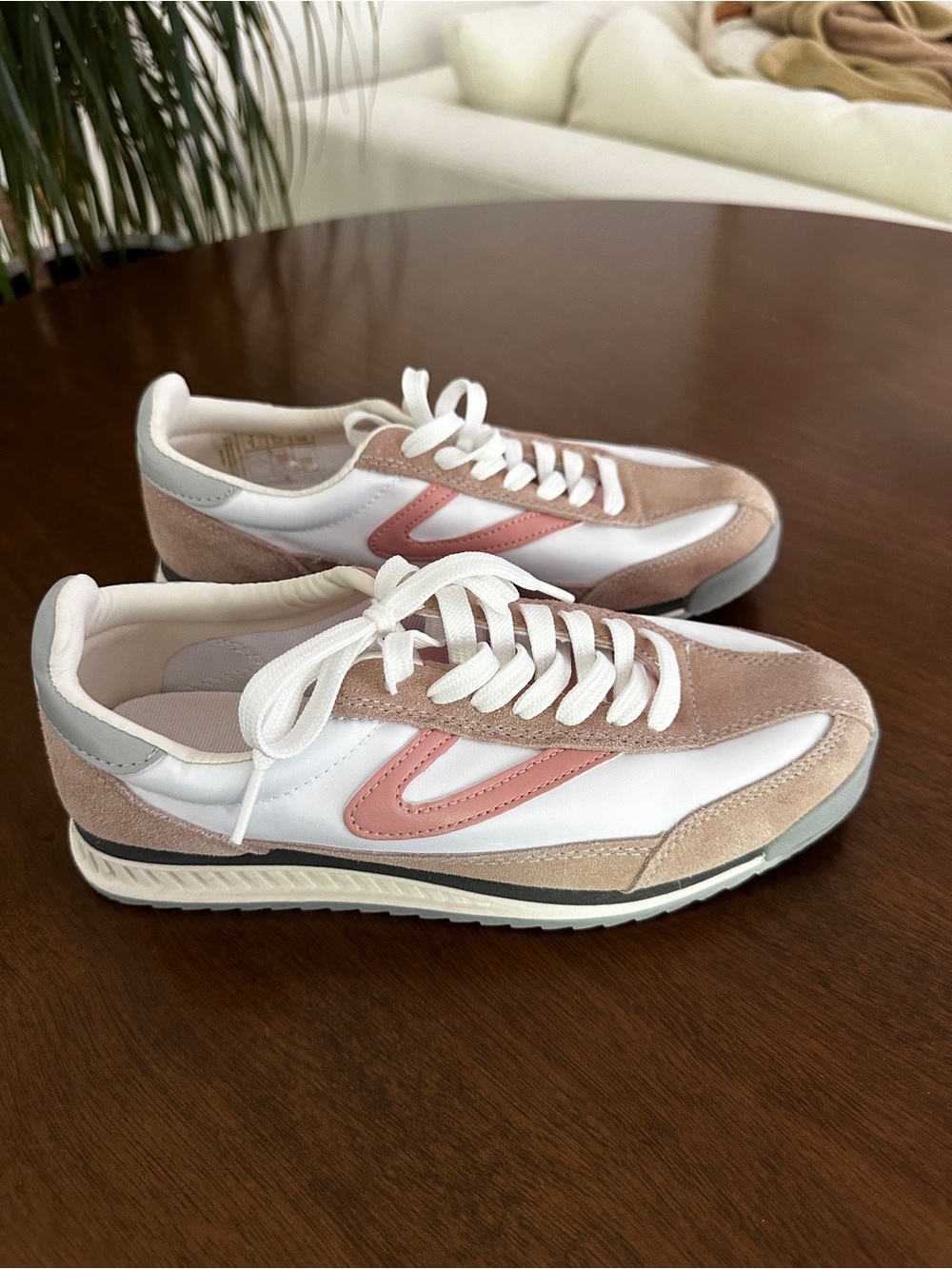 Tretorn Women’s Pink and White Retro Runner Sneakers 7.5